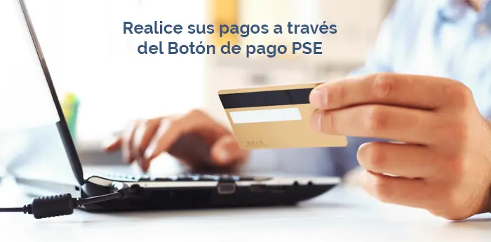 manos de una persona haciendo pagos on line con su laptop y su tarjeta
