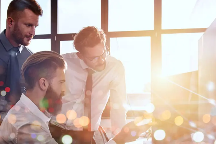 personas atendiendo una solución de sdwan y conectividad