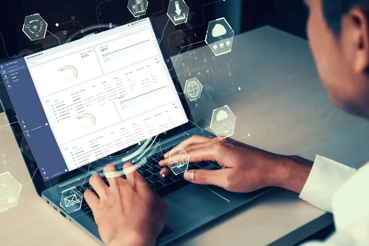 ejecutivo-usando-cnm-controller de sdwan en una laptop
