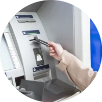 persona sacando dinero de un cajero automatico