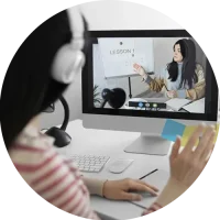 estudiando conectada recibiendo clases online