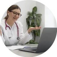 doctora haciendo telemedicina con un paciente